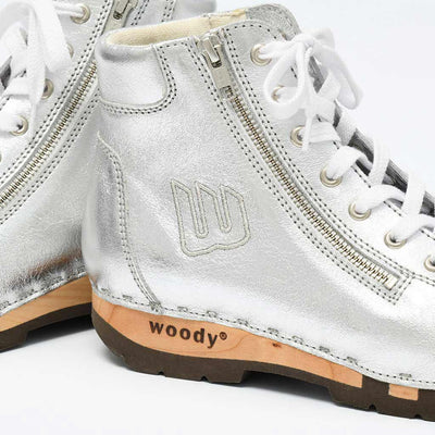 [Silber] Roxy Damen Clog Sneaker Silber von woody Schuhe. Clogs Damen, Damen Sneakers. roxy, clog sneakers für damen mit hohem schaft und biegsamer nachhaltiger holzsohle, farbe: silber (glattleder), holzclogs woody, woody schuhe, woody shoes, handgemachte holzschuhe aus österreich, kärnten