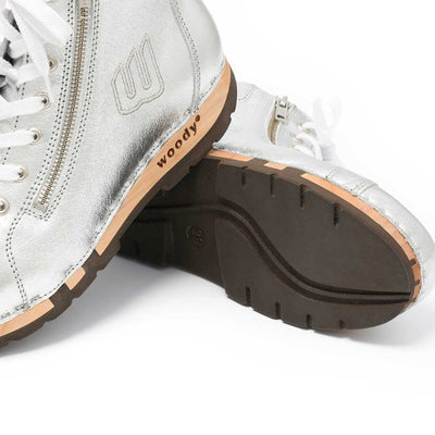 [Silber] Roxy Damen Clog Sneaker Silber von woody Schuhe. Clogs Damen, Damen Sneakers. roxy, clog sneakers für damen mit hohem schaft und biegsamer nachhaltiger holzsohle, farbe: silber (glattleder), holzclogs woody, woody schuhe, woody shoes, handgemachte holzschuhe aus österreich, kärnten