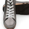 [Titan] Roxy Damen Clog Sneaker Argentino von woody Schuhe. Clogs Damen roxy, clog sneakers für damen mit hohem schaft und biegsamer nachhaltiger holzsohle, farbe: titan, holzclogs woody, woody schuhe, woody shoes, handgemachte holzschuhe aus österreich, kärnten