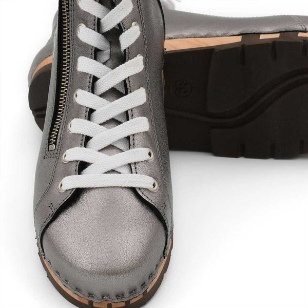 [Titan] Roxy Damen Clog Sneaker Argentino von woody Schuhe. Clogs Damen roxy, clog sneakers für damen mit hohem schaft und biegsamer nachhaltiger holzsohle, farbe: titan, holzclogs woody, woody schuhe, woody shoes, handgemachte holzschuhe aus österreich, kärnten