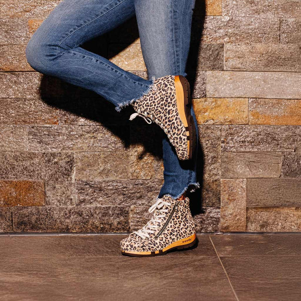 [Wildcat] Roxy Damen Clog Sneaker mit hohem schaft und biegsamer nachhaltiger holzsohle, farbe: wildcat (leopard print), holzclogs woody, woody schuhe, woody shoes, handgemachte holzschuhe aus österreich, kärnten