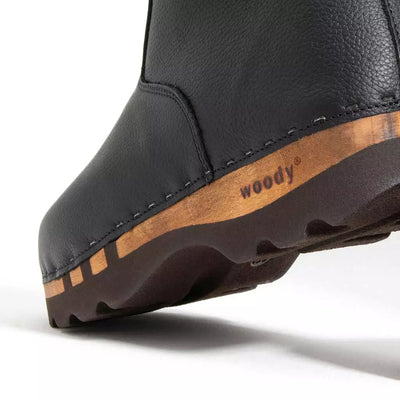 [Nero] Sandro Herren Clog Stiefel von woody Schuhe. Herrenclogs mit biegsamer Holzsohle von woody Schuhe, Herrenclog von woody Schuhe. Clogs mit biegsamer Holzsohle und holzfußbett. Herrenclogs, Holzclogs kaufen. Clogs online bestellen. Handgemachte Herrenstiefel, farbe: nero (schwarz)