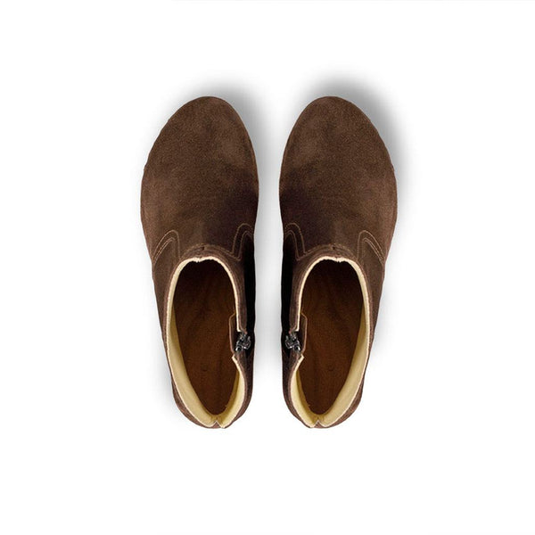 woody Tanja Damen-Clog-Stiefelette in Chocolate, Schraegansicht mit Lederriemen - handgefertigt in Oesterreich