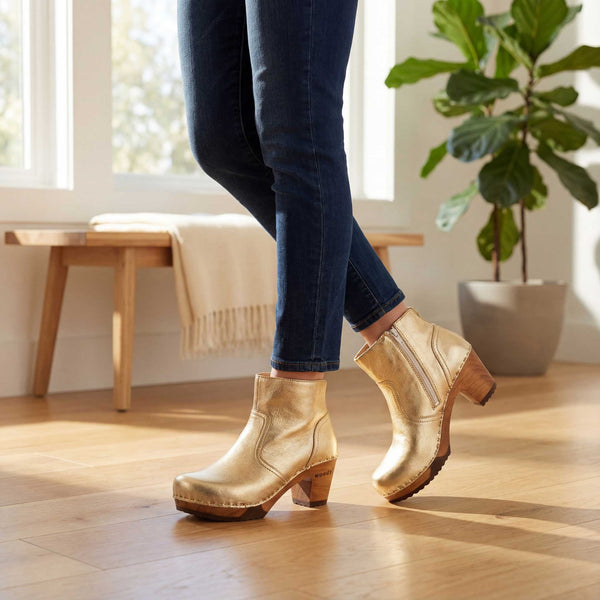 [Gold] Tanja Damen Clog Stiefelette, woody holzschuhe. tanja ankle boots gefüttert, damenstiefel, stiefel, damenclogs mit flexibler, biegsamer holzsohle. holzclogs, clogs damen knöchel stiefel, damen clogs mit fussbett. ankleboots holz schuhe, holzclog, holzschuhe kaufen, Farbe: gold
