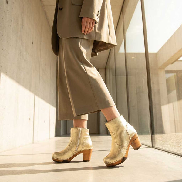 [Gold] Tanja Damen Clog Stiefelette, woody holzschuhe. tanja ankle boots gefüttert, damenstiefel, stiefel, damenclogs mit flexibler, biegsamer holzsohle. holzclogs, clogs damen knöchel stiefel, damen clogs mit fussbett. ankleboots holz schuhe, holzclog, holzschuhe kaufen, Farbe: gold