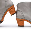 [Titan] Tanja Damen Clog Stiefelette, woody holzschuhe. tanja ankle boots gefüttert, damenstiefel, stiefel, damenclogs mit flexibler, biegsamer holzsohle. holzclogs, clogs damen knöchel stiefel, damen clogs mit fussbett. ankleboots holz schuhe, holzclog, holzschuhe kaufen, Farbe: titan