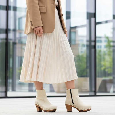 [Creme]Tanja Damen Clog Stiefelette, woody holzschuhe. tanja ankle boots gefüttert, damenstiefel, stiefel, damenclogs mit flexibler, biegsamer holzsohle. holzclogs, clogs damen knöchel stiefel, damen clogs mit fussbett. ankleboots holz schuhe, holzclog, holzschuhe kaufen, farbe: creme