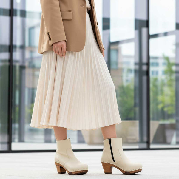 [Creme]Tanja Damen Clog Stiefelette, woody holzschuhe. tanja ankle boots gefüttert, damenstiefel, stiefel, damenclogs mit flexibler, biegsamer holzsohle. holzclogs, clogs damen knöchel stiefel, damen clogs mit fussbett. ankleboots holz schuhe, holzclog, holzschuhe kaufen, farbe: creme