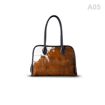 woody Frida Damen-Handtasche aus Natur-Fell in Schwarz, Nahaufnahme Fell-Oberflaeche
