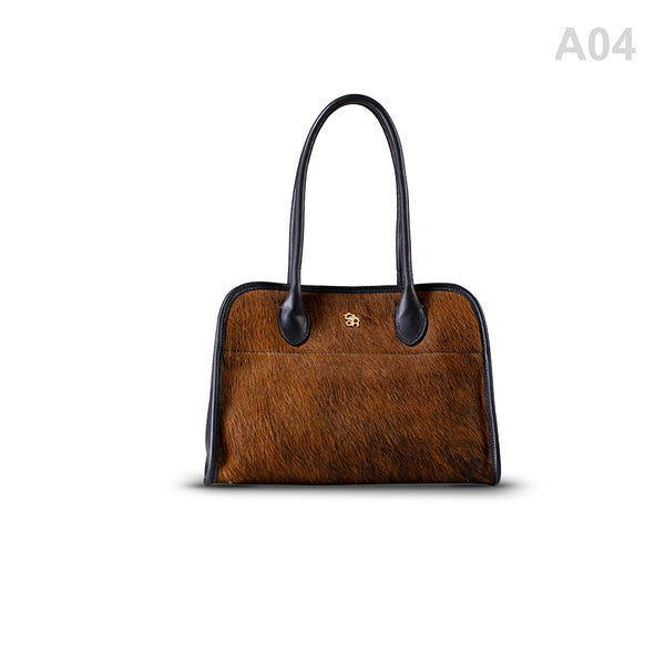woody Frida Damen-Handtasche aus Natur-Fell in Schwarz, Schraegansicht
