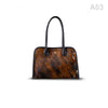 woody Frida Damen-Handtasche aus Natur-Fell in Schwarz, Frontansicht mit Lederhenkel