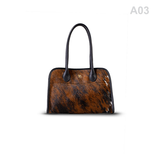 woody Frida Damen-Handtasche aus Natur-Fell in Schwarz, Frontansicht mit Lederhenkel