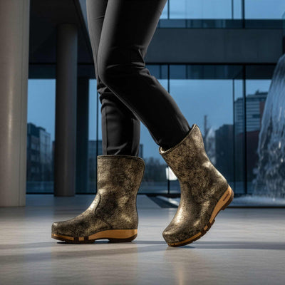 [Noirgold] Ulli Damen Clog Schlupfstiefel mit biegsamer nachhaltiger holzsohle, holzclogs woody schuhe, woody shoes, handgemachte holzschuhe aus österreich kärnten, farbe: Noirgold (gold mit schwarzen cracks)