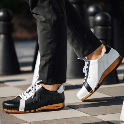 [Shadow] Wayne Herren Clog Sneaker mit biegsamer nachhaltiger holzsohle, der bestseller, farbe: shadow (asymetrisch weiss und schwarz), holzclogs woody, woody schuhe, woody shoes, handgemachte holzschuhe aus österreich, kärnten