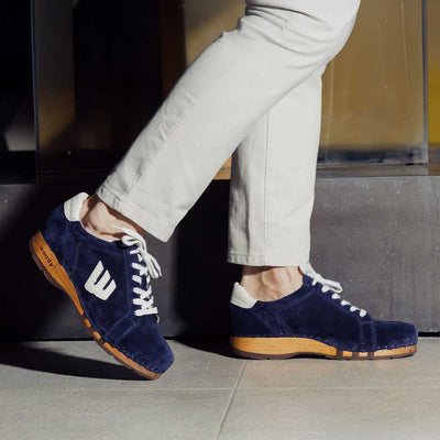 [Navy-Creme] Wayne Herren Clog Sneaker, Herrenclog Sneaker, sneakers clogs herren mit biegsamer nachhaltiger holzsohle, der bestseller, holzclogs woody, woody schuhe, woody shoes, handgemachte holzschuhe aus österreich, kärnten, farbe: navi-creme