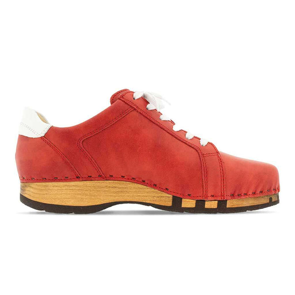 [Rosso-Weiss] Wayne Herren Clog Sneaker, woody holzschuhe. herren clogs, flexible, biegsame holzsohle. holzclogs, sneaker clogs herren, männer clogs mit fussbett. woody leder clogs herren. holzclogs, holzschuhe bestellen. farbe: rosso-weiss (rot-weiss), logo detailansicht