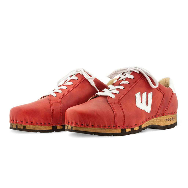 [Rosso-Weiss] Wayne Herren Clog Sneaker, woody holzschuhe. herren clogs, flexible, biegsame holzsohle. holzclogs, sneaker clogs herren, männer clogs mit fussbett. woody leder clogs herren. holzclogs, holzschuhe bestellen. farbe: rosso-weiss (rot-weiss), logo detailansicht