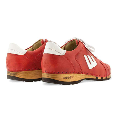 [Rosso-Weiss] Wayne Herren Clog Sneaker, woody holzschuhe. herren clogs, flexible, biegsame holzsohle. holzclogs, sneaker clogs herren, männer clogs mit fussbett. woody leder clogs herren. holzclogs, holzschuhe bestellen. farbe: rosso-weiss (rot-weiss), logo detailansicht