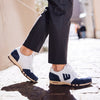 woody Herren-Sneaker aus weißem Leder mit blauen Akzenten und Holzsohle – handgefertigt in Österreich