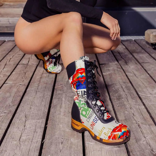 [Showtime] Ramona Clog Stiefel von woody Schuhe. Damen Stiefel mit hohem Schaft bestellen. Holzclog Stiefel. Holzstiefel. Stiefel für Damen handgemacht. Handgemachte Stiefel kaufen., farbe: showtime (multicolor-print)