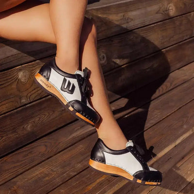 [Schwarz-Weiss] Abby Damen Clog Sneaker mit biegsamer nachhaltiger holzsohle, farbe: schwarz-weiss (Glattleder), holzclogs woody, woody schuhe, woody shoes, handgemachte holzschuhe aus österreich, kärnten