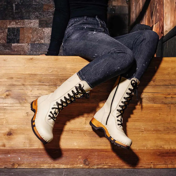 [Creme] Ramona Clog Stiefel von woody Schuhe. Damen Stiefel mit hohem Schaft bestellen. Holzclog Stiefel. Holzstiefel. Stiefel für Damen handgemacht. Handgemachte Stiefel kaufen., farbe: nero (schwarz)Ramona von woody Schuhe. Damen Stiefel mit hohem Schaft bestellen. Holzclog Stiefel. Holzstiefel. Stiefel für Damen handgemacht. Handgemachte Stiefel kaufen, Farbe: creme (naturweiß)