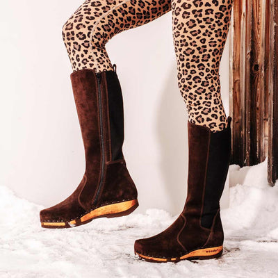 [Chocolate] ZOEY - Zoey Damen Clog Stiefel, woody Schuhe. Damen Stiefelette mit Absatz. Damenclogs, Damen Clogs - Clogs Damen. Holzschuhe für Damen, Holzclogs, Damen Pantoletten mit Holzsohle. Damen Stiefelette kaufen. Farbe: chocolate (braun)