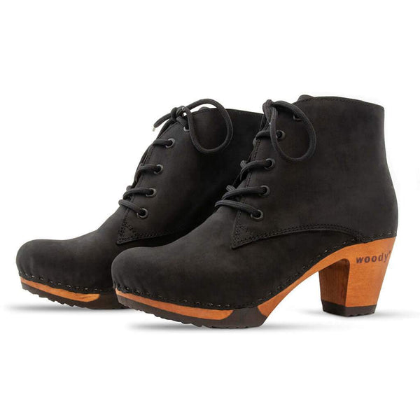 [Nero] Anne Clog Ankle Boots / stiefeletten, woody holzschuhe. ankle boots gefüttert, damenstiefel, stiefel, damenclogs mit flexibler, biegsamer holzsohle. holzclogs, clogs damen knöchel stiefel, damen clogs mit fussbett. ankleboots holz schuhe, holzclog, holzschuhe kaufen, farbe: nero