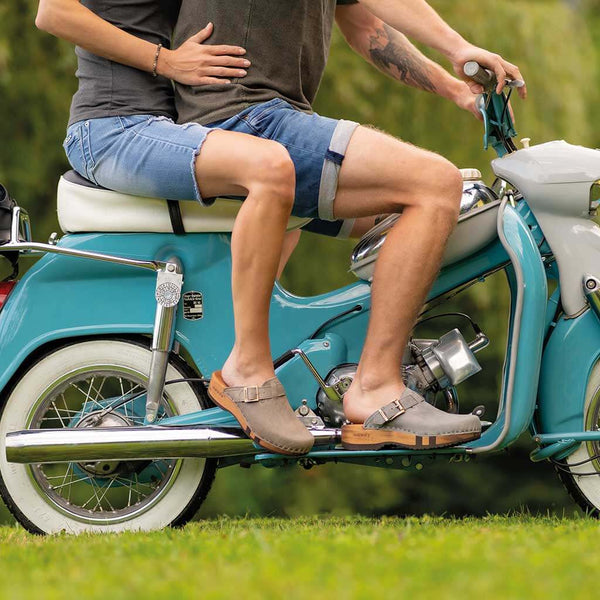 [Sand] Erika Damen Clog, farbe: sand alias warm gray_clogs damen mit biegsamer nachhaltiger weidenholzsohle, holzclogs woody, woody schuhe, woody shoes, handgemachte holzschuhe aus österreich, kärnten