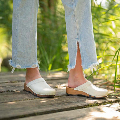 [Weiss] Hanni Damen Clog mit biegsamer nachhaltiger holzsohle, farbe: weiss, holzclogs woody, woody schuhe, woody shoes, handgemachte holzschuhe aus österreich, kärnten