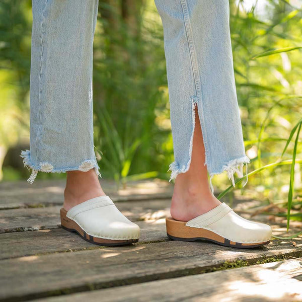 [Weiss] Hanni Damen Clog mit biegsamer nachhaltiger holzsohle, farbe: weiss, holzclogs woody, woody schuhe, woody shoes, handgemachte holzschuhe aus österreich, kärnten