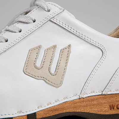 [Weiss-Hielo] Wayne Herren Clog Sneaker, woody holzschuhe. herren clogs, flexible, biegsame holzsohle. holzclogs, sneaker clogs herren, männer clogs mit fussbett. woody leder clogs herren. holzclogs, holzschuhe bestellen. farbe: weiss-hielo