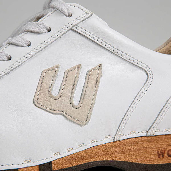 [Weiss-Hielo] Wayne Herren Clog Sneaker, woody holzschuhe. herren clogs, flexible, biegsame holzsohle. holzclogs, sneaker clogs herren, männer clogs mit fussbett. woody leder clogs herren. holzclogs, holzschuhe bestellen. farbe: weiss-hielo