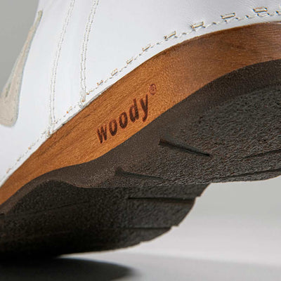 [Weiss-Hielo] Wayne Herren Clog Sneaker, woody holzschuhe. herren clogs, flexible, biegsame holzsohle. holzclogs, sneaker clogs herren, männer clogs mit fussbett. woody leder clogs herren. holzclogs, holzschuhe bestellen. farbe: weiss-hielo