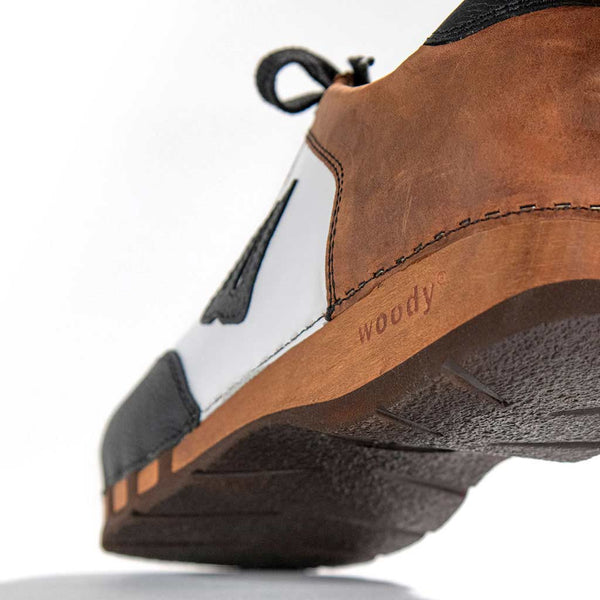 [Nero-Tabacco] Niki Herren Clog Sneaker woody holzschuhe. herren clogs, flexible, biegsame holzsohle. holzclogs, sneaker clogs herren, männer clogs mit fussbett. woody leder clogs herren. holzclogs, holzschuhe bestellen.