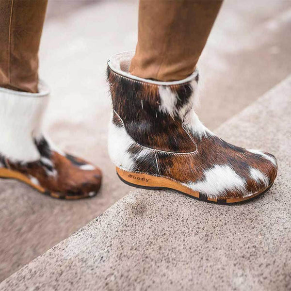 [Natur Fell] Sandra Damen Clog Stieflette mit biegsamer nachhaltiger holzsohle, farbe: fell natur (tricolore), holzclogs woody, woody schuhe, woody shoes, handgemachte holzschuhe aus österreich, kärnten