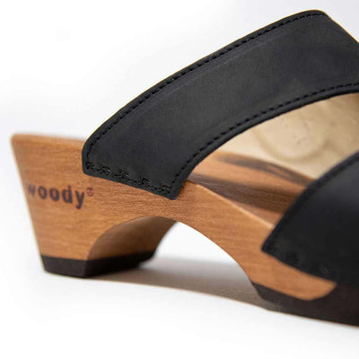 [Nero] Kate Damen Clog Pantolette, farbe: nero_clogs pantoletten damen mit biegsamer nachhaltiger weidenholzsohle, holzclogs woody, woody schuhe, woody shoes, handgemachte holzschuhe aus österreich, kärnten