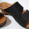 [Nero] Kate Damen Clog Pantolette, farbe: nero_clogs pantoletten damen mit biegsamer nachhaltiger weidenholzsohle, holzclogs woody, woody schuhe, woody shoes, handgemachte holzschuhe aus österreich, kärnten