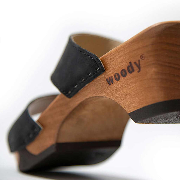 [Nero] Kate Damen Clog Pantolette, farbe: nero_clogs pantoletten damen mit biegsamer nachhaltiger weidenholzsohle, holzclogs woody, woody schuhe, woody shoes, handgemachte holzschuhe aus österreich, kärnten
