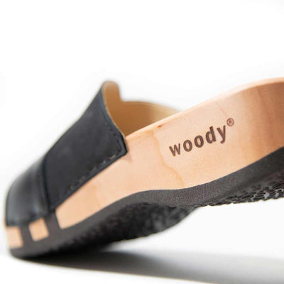 [Nero-Schwarz] Lucy Damen Clog Pantolette, farbe: nero-schwarz, clogs pantoletten damen mit biegsamer nachhaltiger weidenholzsohle, holzclogs woody, woody schuhe, woody shoes, handgemachte holzschuhe aus österreich, kärnten